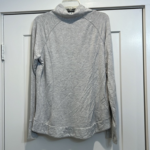 Yogalicious grey long sleeve pullover with thumb holes size medium. - Picture 4 of 6